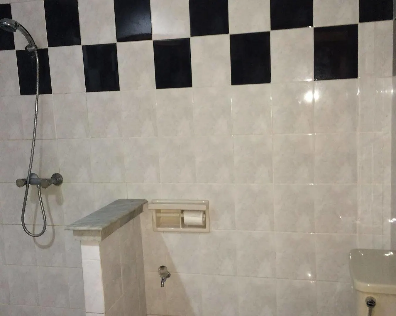 Sri Ratu Hotel ليجيان