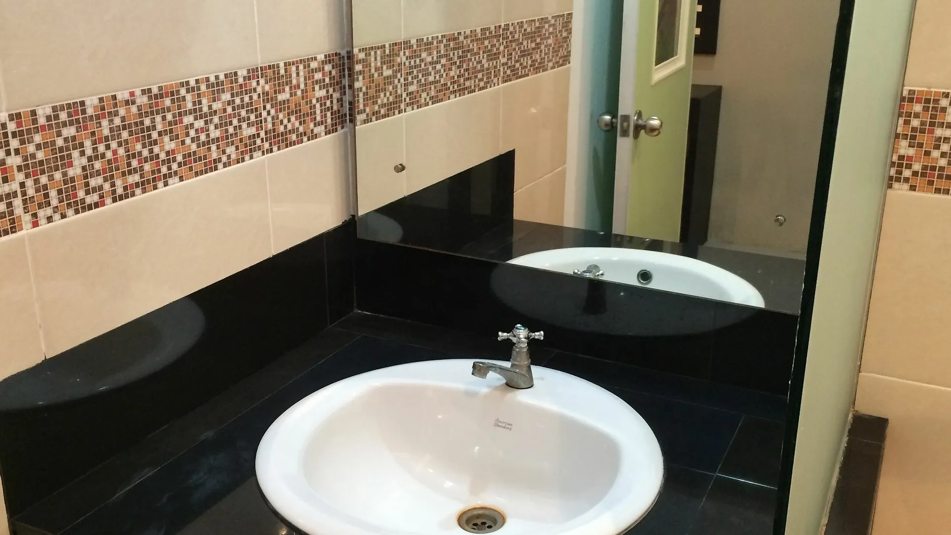 Sri Ratu Hotel ليجيان